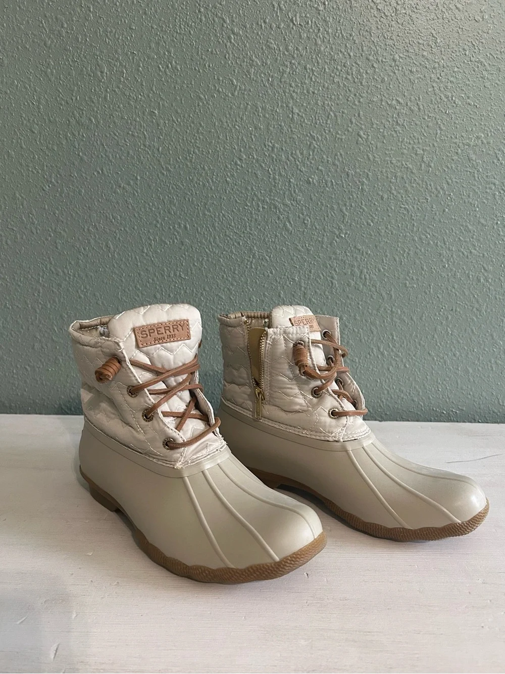 Sperry Cream and Tan Quilted Duck Boots with Side Zip Women’s Size 8.5